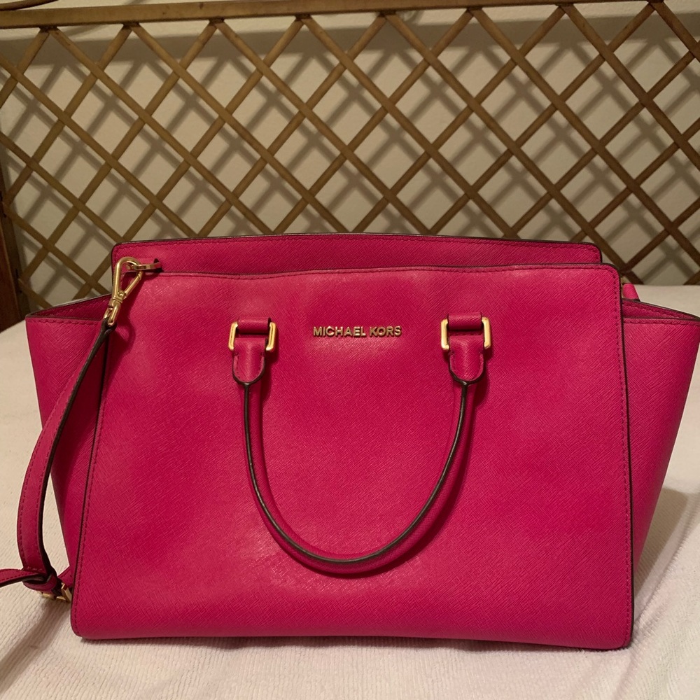 Large Michael kors hand bag